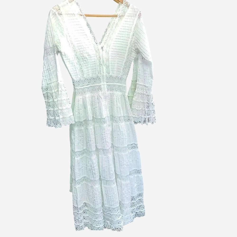 Vintage White Lace Maxi Wedding Dress With Bell Sleeves & V-Neckline Size Small